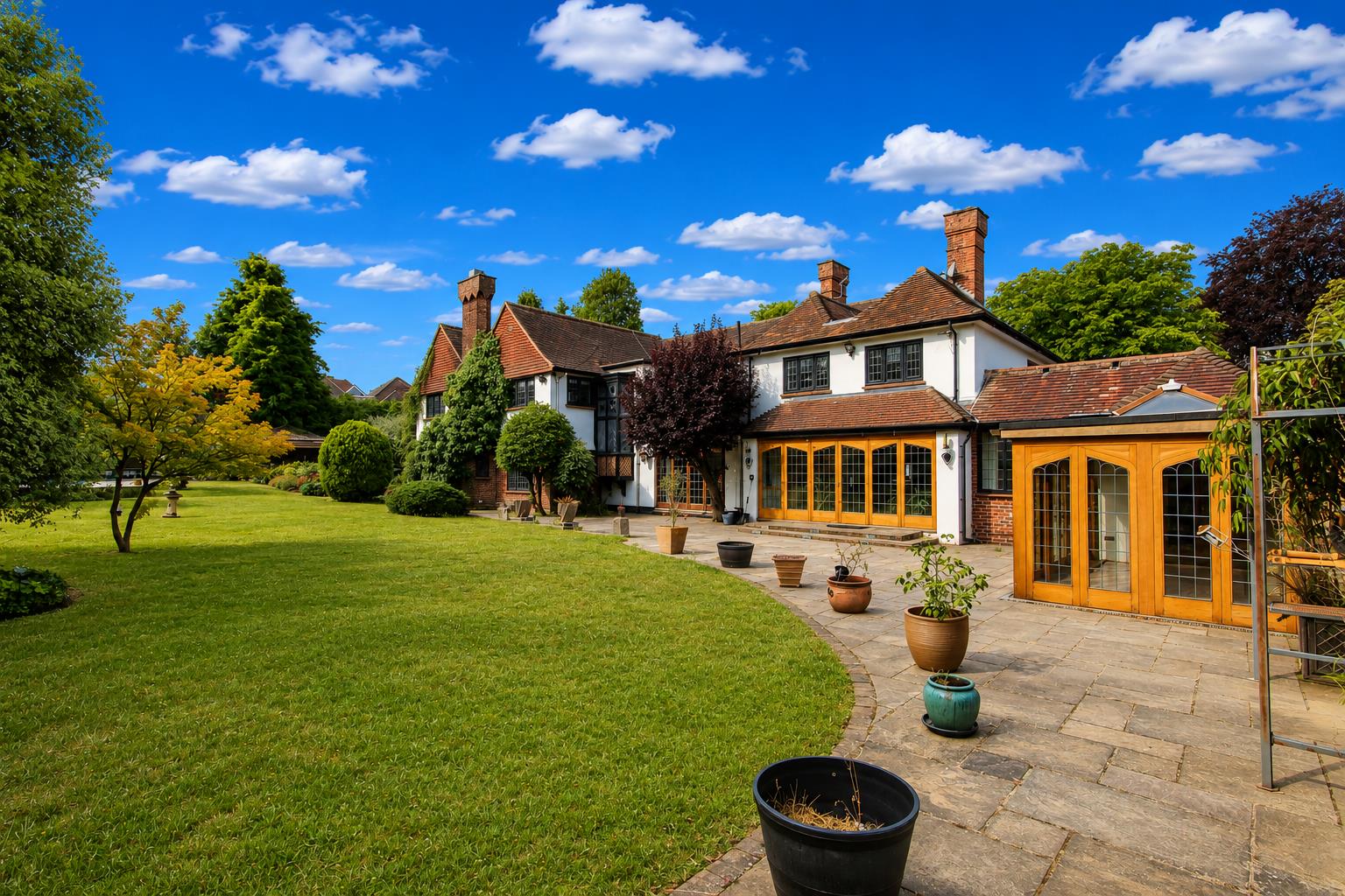 6 bed property in The Highway, Sutton